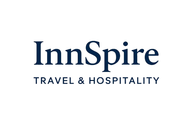 Logotyp firmy "InnSpire Travel & Hospitality" na białym tle. Główny napis "InnSpire" wykonany jest elegancką, ciemnogranatową czcionką szeryfową, a pod nim widnieje podtytuł "TRAVEL & HOSPITALITY" zapisany prostym, szeroko rozstawionym drukiem. Obraz ma orientację poziomą.