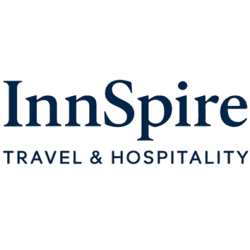Logotyp firmy "InnSpire" składający się z nazwy napisanej granatową czcionką szeryfową. Poniżej znajduje się dopisek "TRAVEL & HOSPITALITY" wykonany mniejszymi, bezszeryfowymi literami drukowanymi w tym samym kolorze. Tło jest białe, a obraz ma kwadratowe proporcje.
